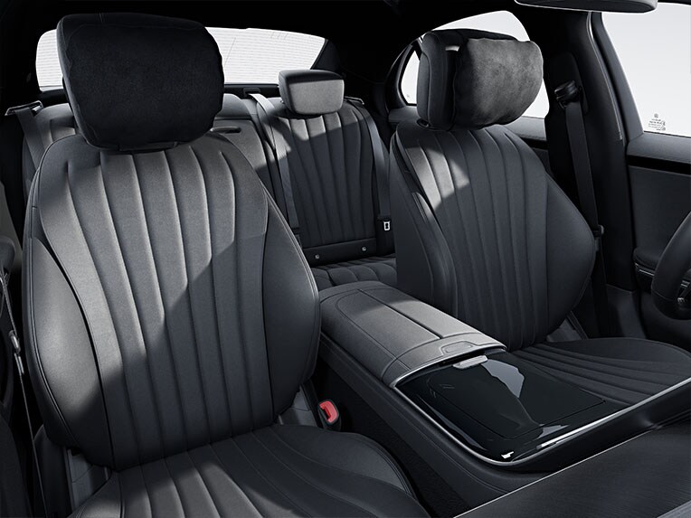 配備標準配備的 Mercedes-Benz S-Class 轎車長軸版內裝。