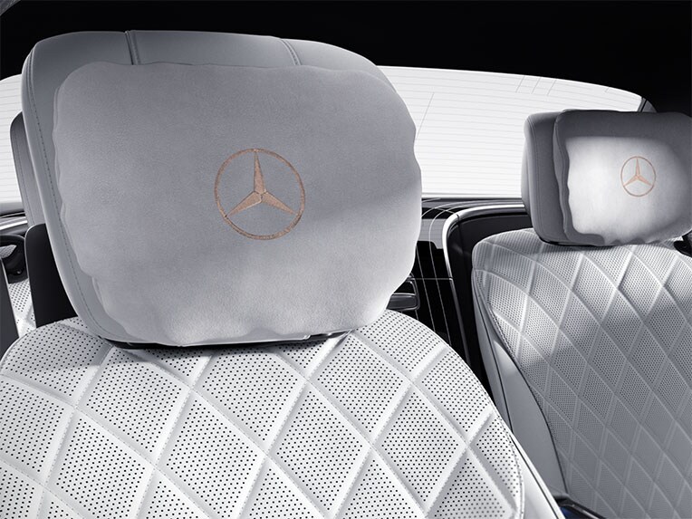 Mercedes-Benz S-Class 轎車長軸版的 MANUFAKTUR 金色徽飾套件。