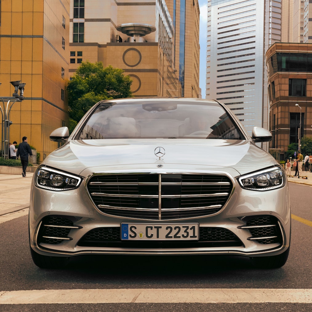Mercedes-Benz S-Class 轎車長陣版經典水箱格柵上的直立式 Mercedes 星標。