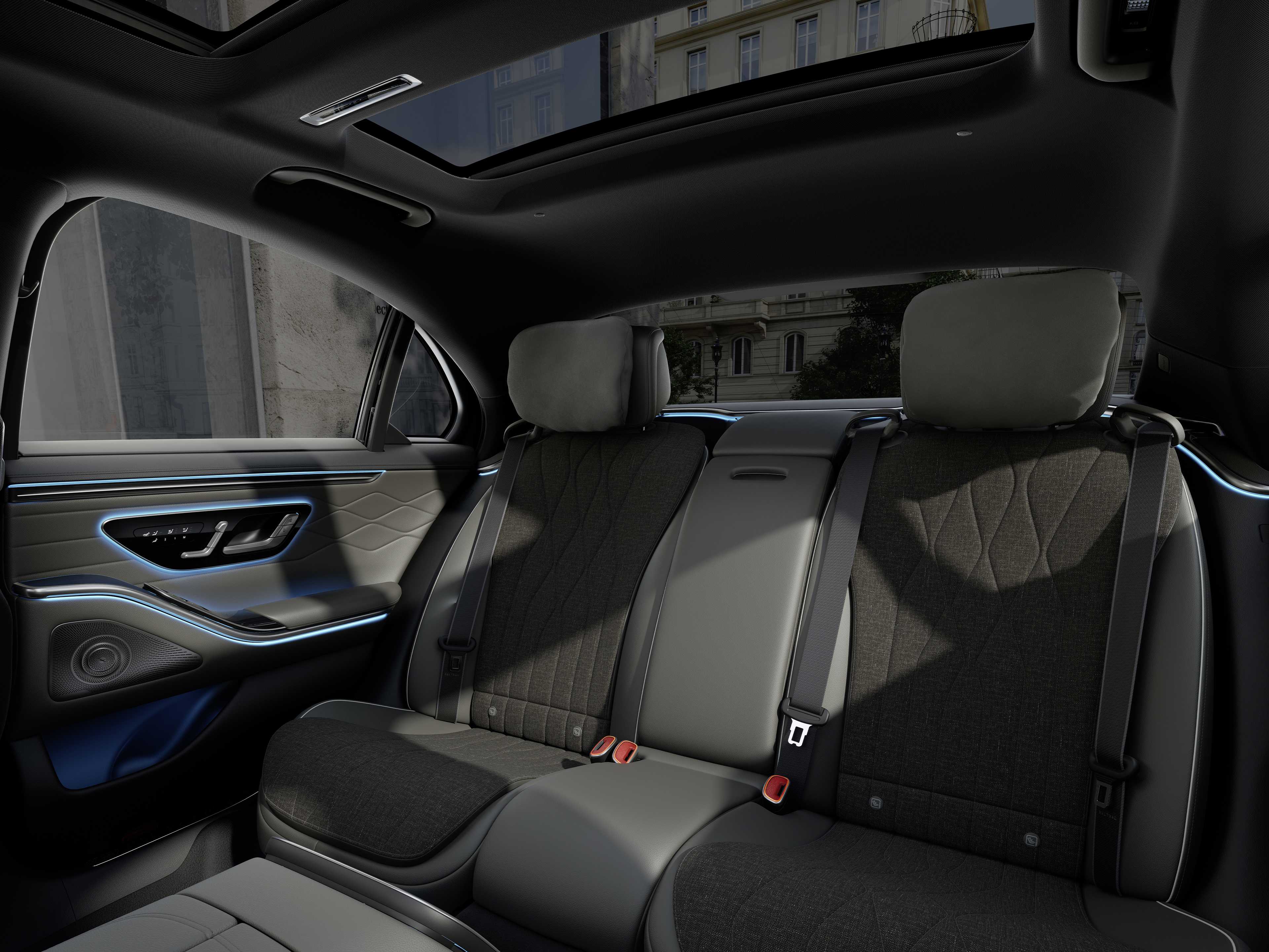 內裝 | S-Class 轎車 | Mercedes-Benz 從前座兩個座位間展示新款賓士轎車的駕駛艙。