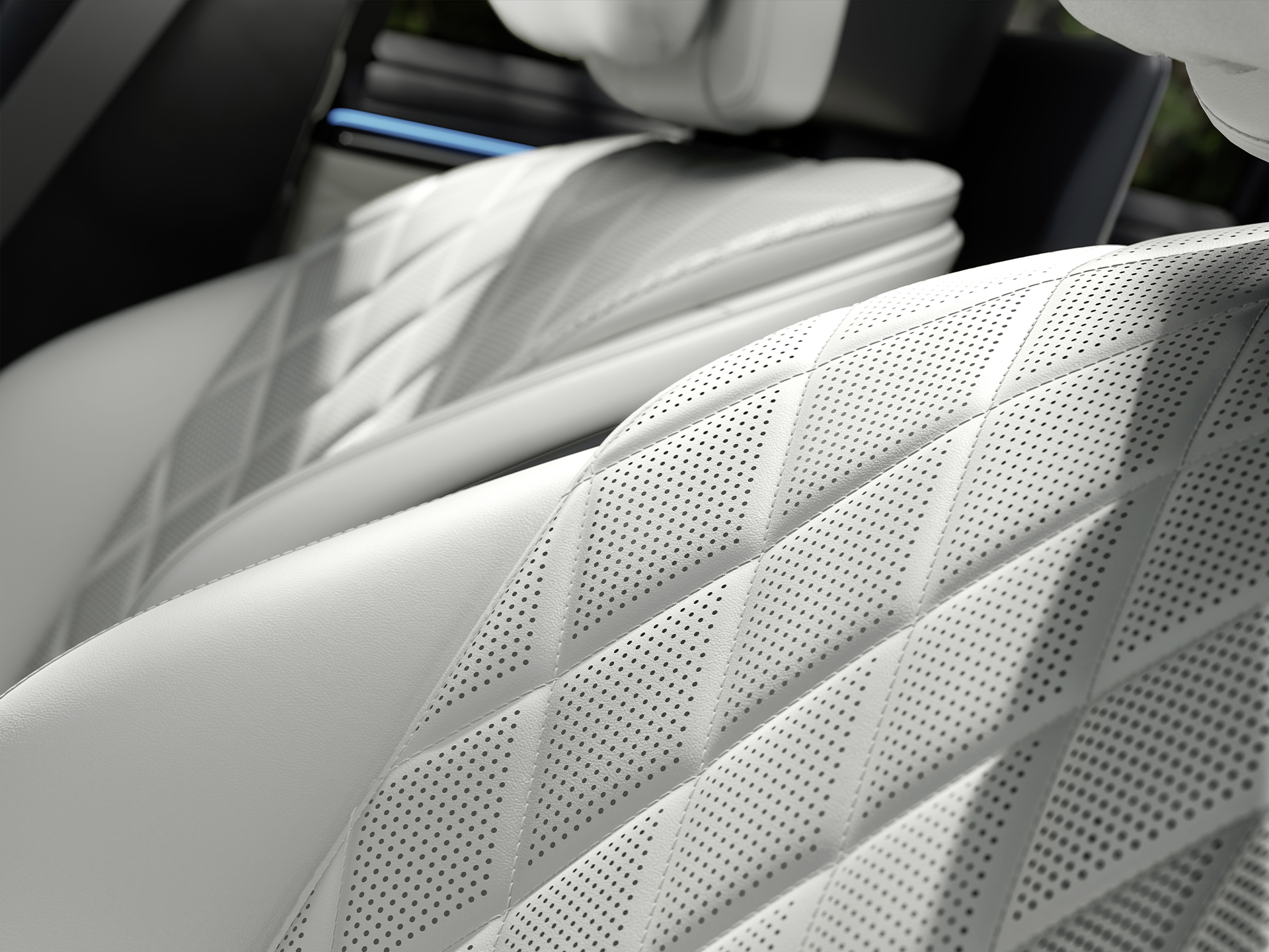 MANUFAKTUR |S級房車 |賓士 全新 Mercedes-Benz S-Class 轎車配備 MANUFAKTUR 的側面視角。