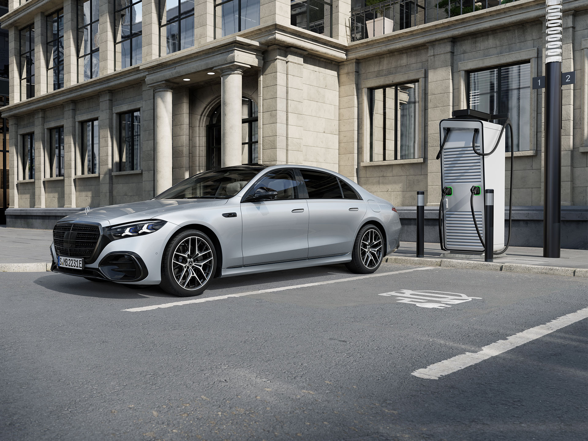 插電式油電混合車 | S-Class 轎車 | Mercedes-Benz 新款賓士S級轎車插電式混合動力車停靠在牆箱旁。