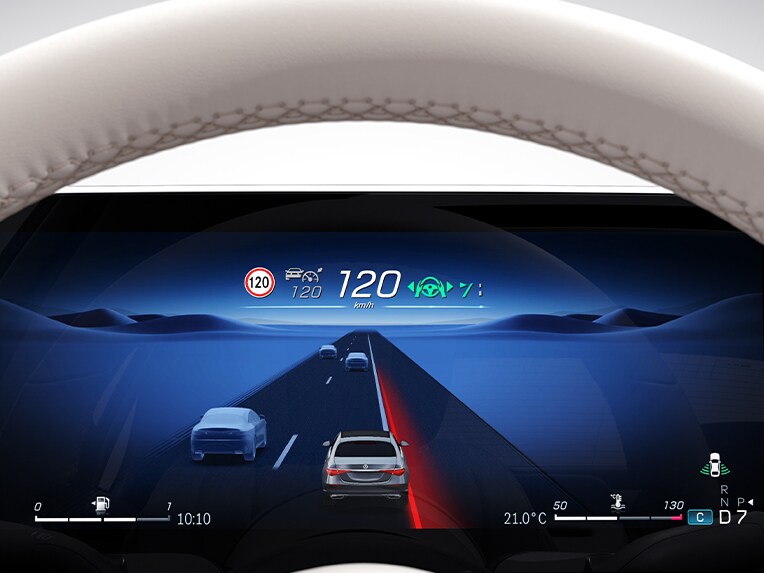 Mercedes-Benz S-Class 轎車中的主動車道維持輔助的螢幕圖像。
