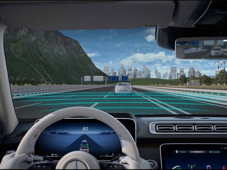 Mercedes-Benz S-Class 轎車的 DISTRONIC 主動定速測距輔助系統工作原理。