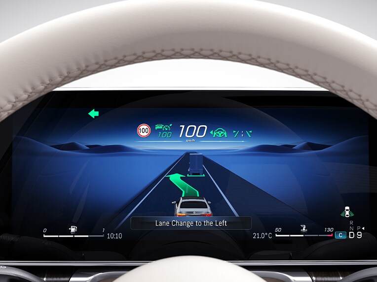 Mercedes-Benz S-Class 轎車駕駛座顯示器。
