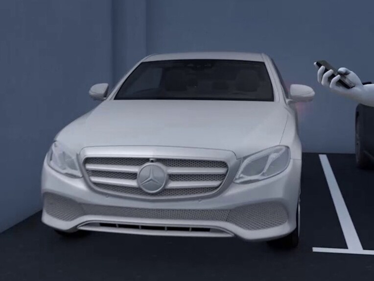 Mercedes-Benz S-Class 轎車的附遠端停車功能的停車套件圖像。