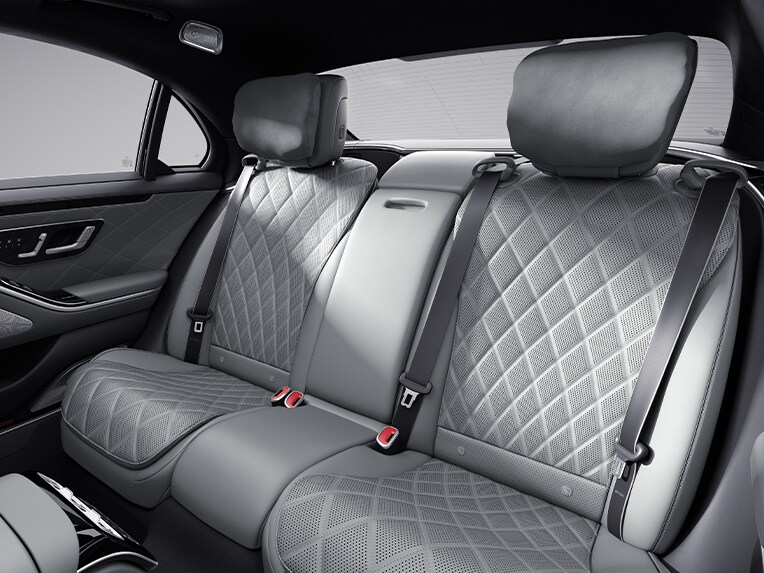 配備專屬套件的 Mercedes-Benz S-Class 轎車的內裝。