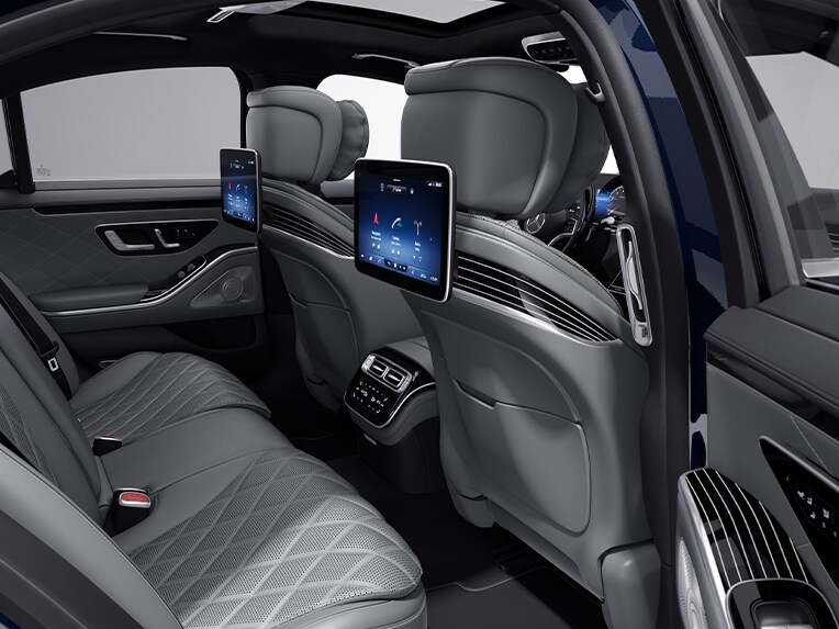 配備專屬飾板套件的 Mercedes-Benz S-Class 轎車的內裝。