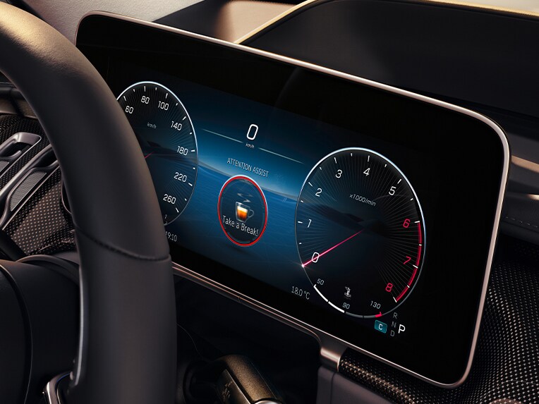 Mercedes-Benz S-Class 轎車中的 3D 駕駛座顯示器附駕駛注意力輔助。