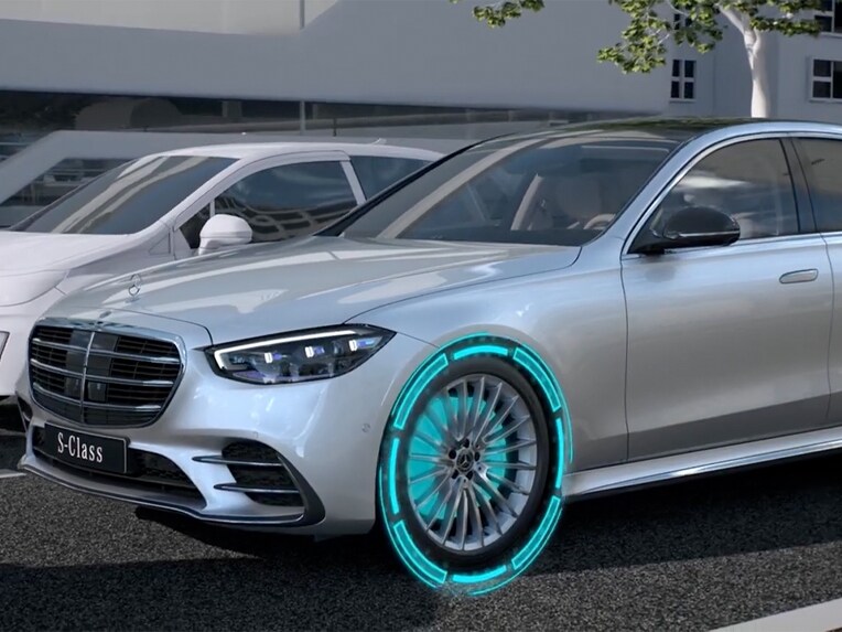 影片展示 Mercedes-Benz S-Class 轎車的 PRE-SAFE® Plus 主動後方安全防護功能。