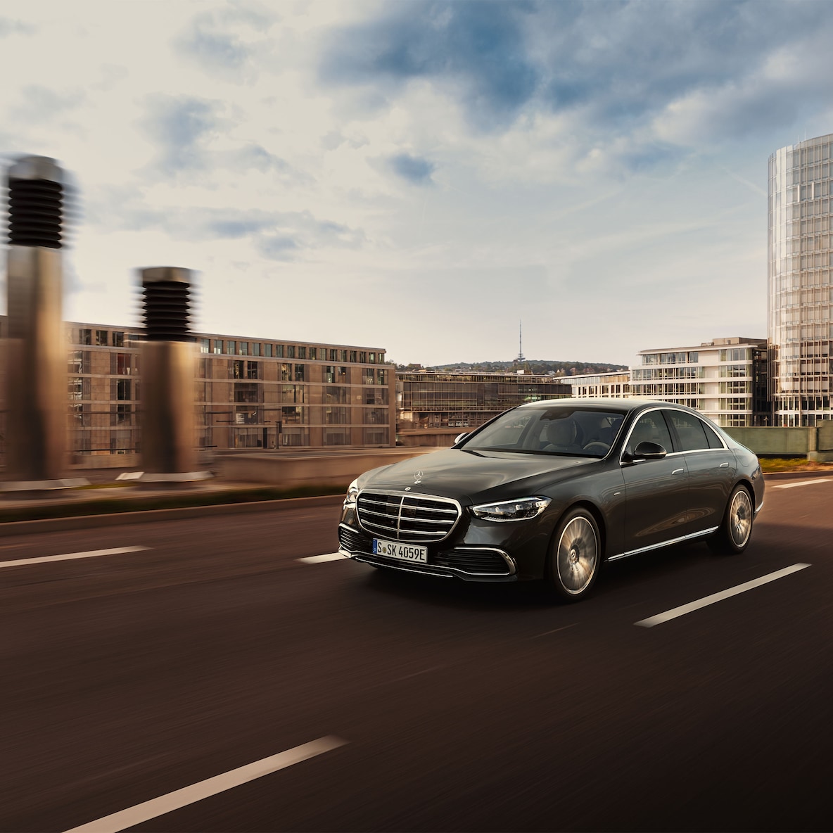 Mercedes-Benz S-Class 轎車的偏側視圖。