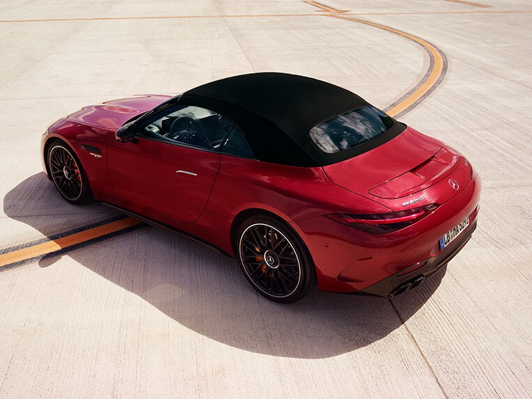 兩款 Mercedes-AMG SL 敞篷跑車車型的車頭視圖。