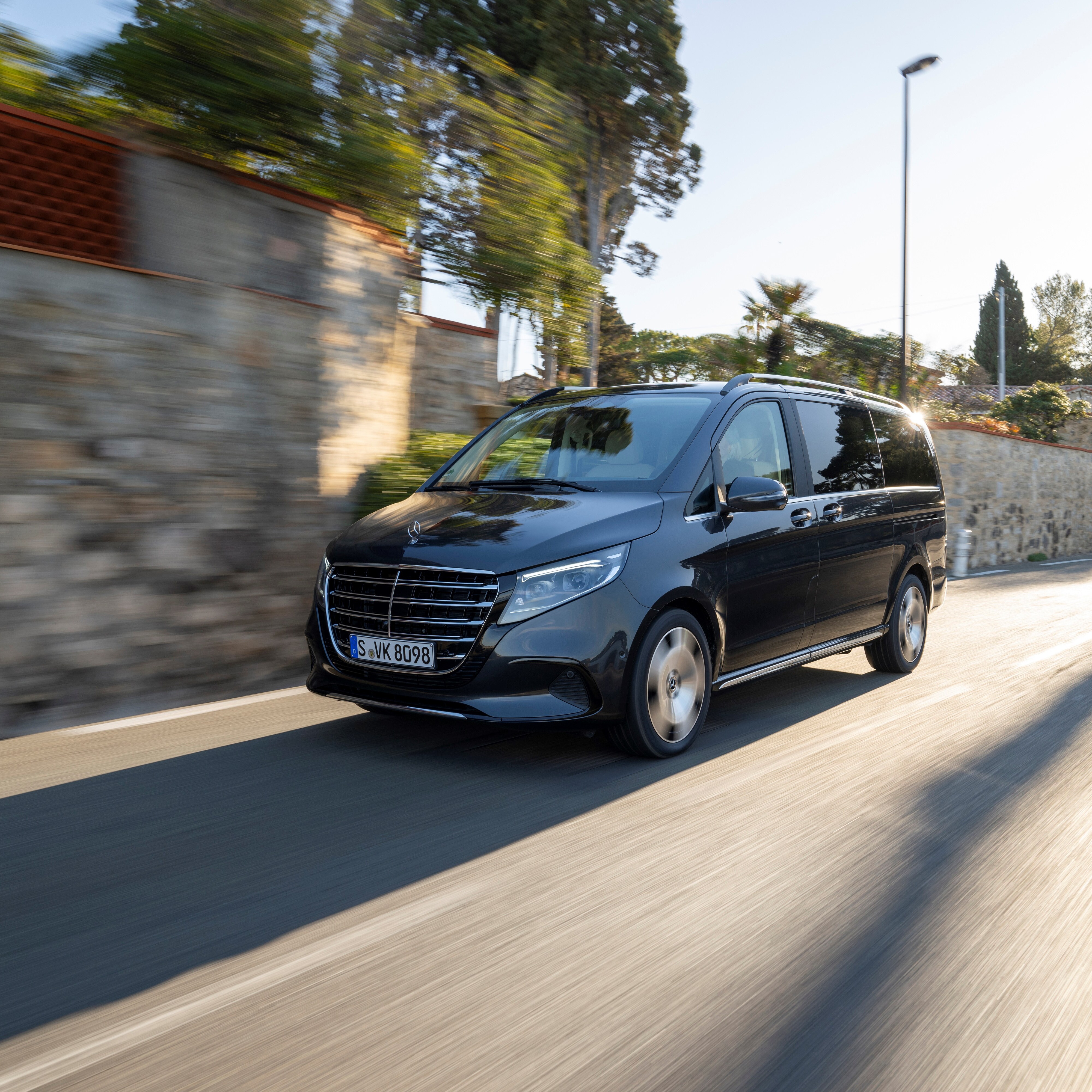 無論是家庭旅遊、商務出差、休閒冒險或接駁乘客，Mercedes-Benz V-Class 都伴您左右。