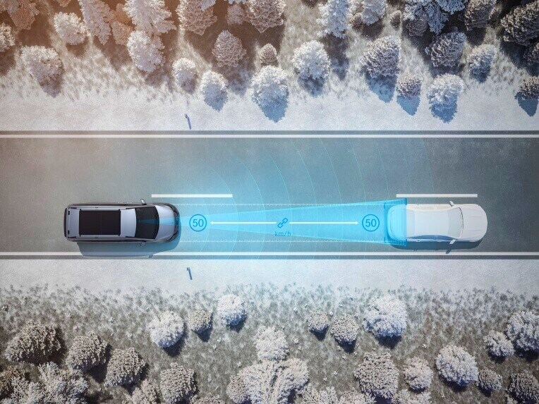 雷達式 DISTRONIC 主動定速測距輔助系統可自動維持與前車的安全距離。