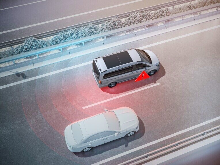 盲點輔助帶後方橫向車流警示功能可為您提供協助，以免在變換車道和倒車時發生事故。