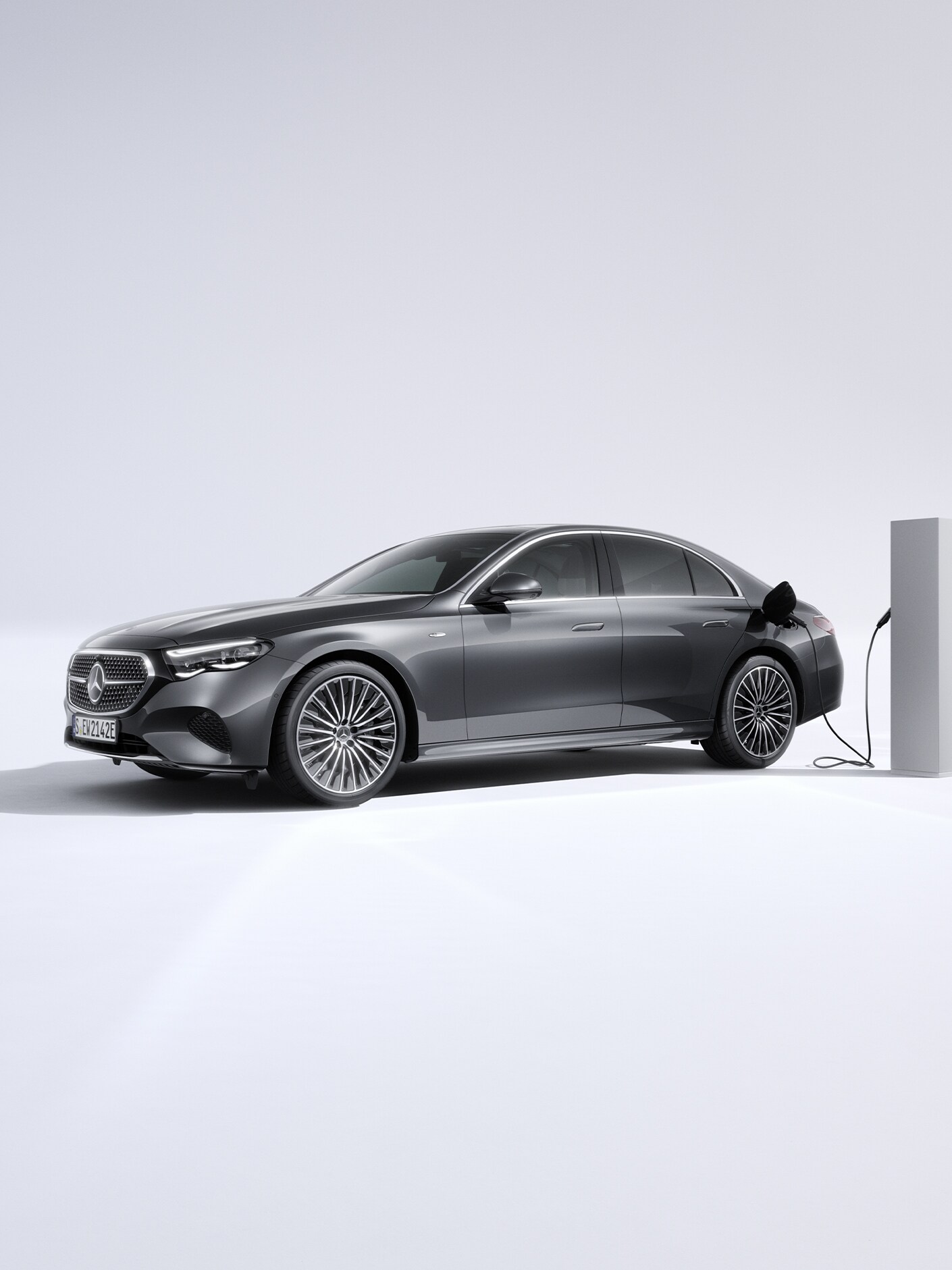 圖為正在車庫前充電的 Mercedes-Benz E-Class 轎車。