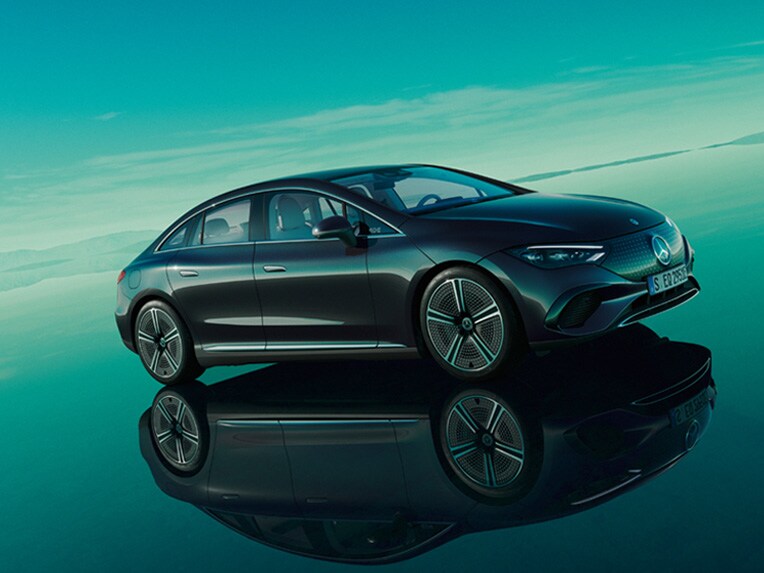 停駐在採鏡面地面的綠色 EQ 世界中的全電動 Mercedes-EQ EQE。