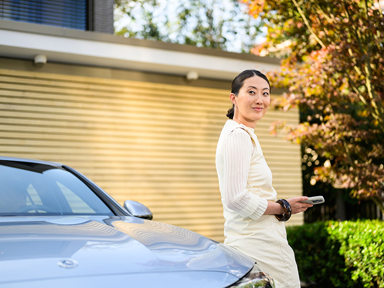 Leasing for your Mercedes-Benz 租賃星自選 A person leaning against a Mercedes-Benz vehicle, looking at the camera and holding a mobile device 一個人靠在賓士車上拿著手機並看著鏡頭