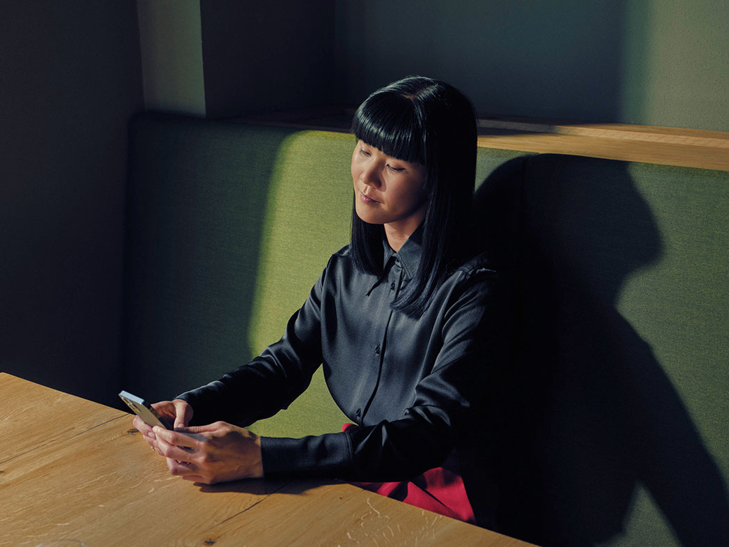 Mercedes me | 金融服務 | Mercedes-Benz 女士在沙發上看著平板電腦