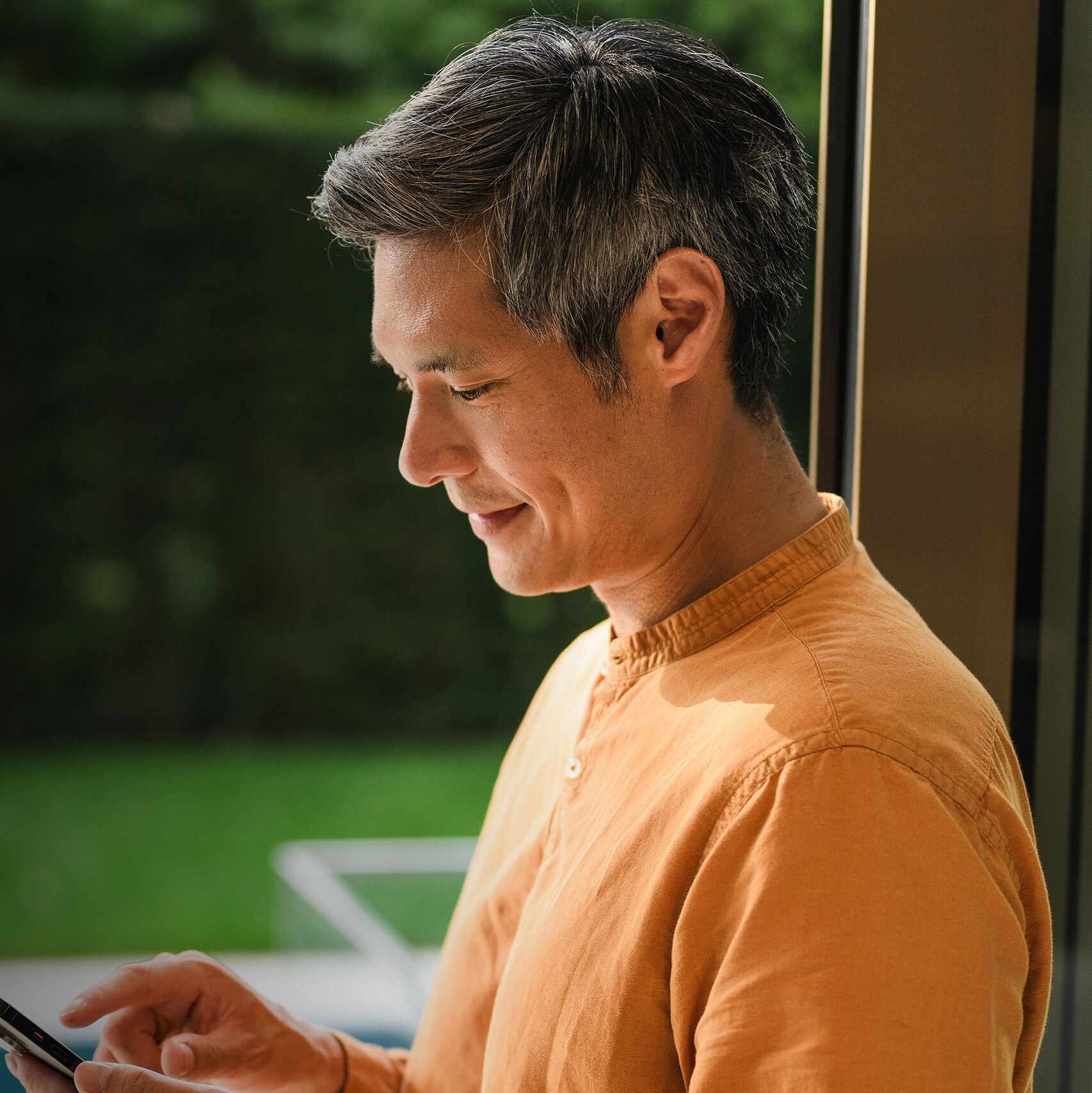 A person using their mobile device. 一個人在使用手機
