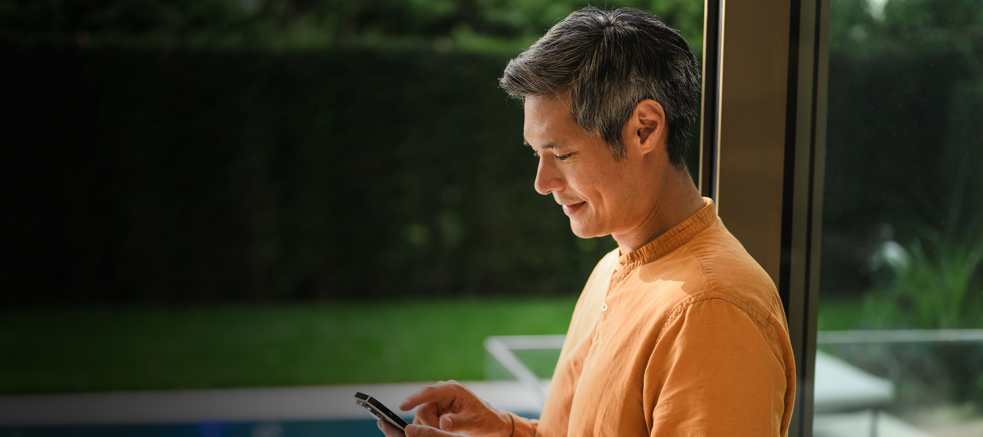 Insurance for your Mercedes-Benz 保險服務 A person using their mobile device. 一個人在使用手機