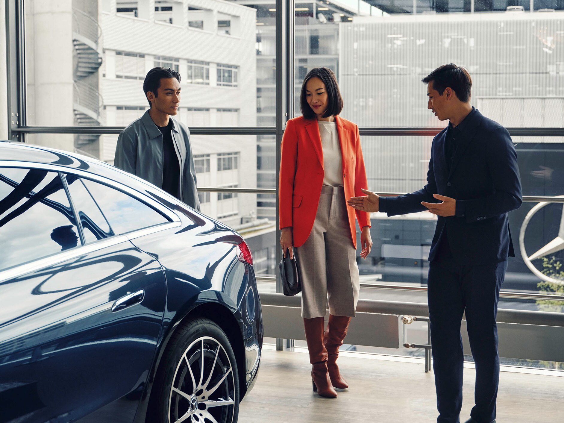 一對男女在賓士經銷商與服務人員說話