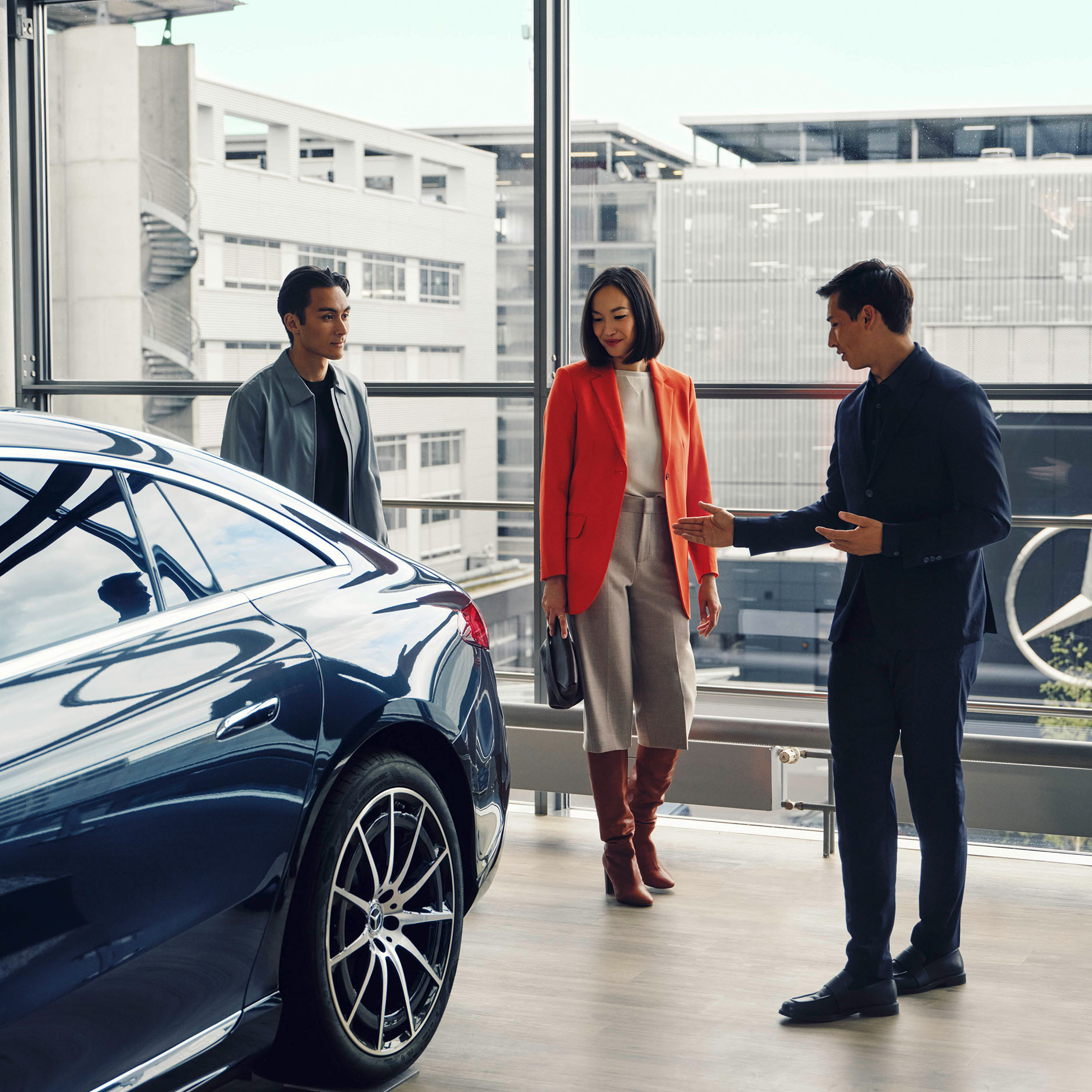 關於台灣賓士資融 一對男女在賓士經銷商與服務人員說話