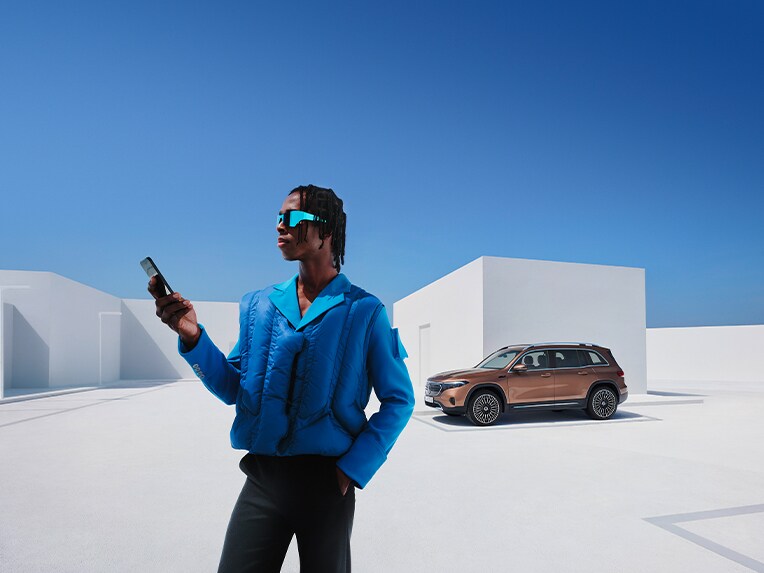使用智慧型手機與 Mercedes-Benz 連接的男仕。