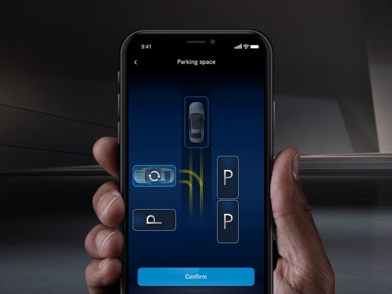 只要一隻智慧型手機，即可用 Mercedes-Benz 遠端停車輔助系統，將 Mercedes-Benz 停好。