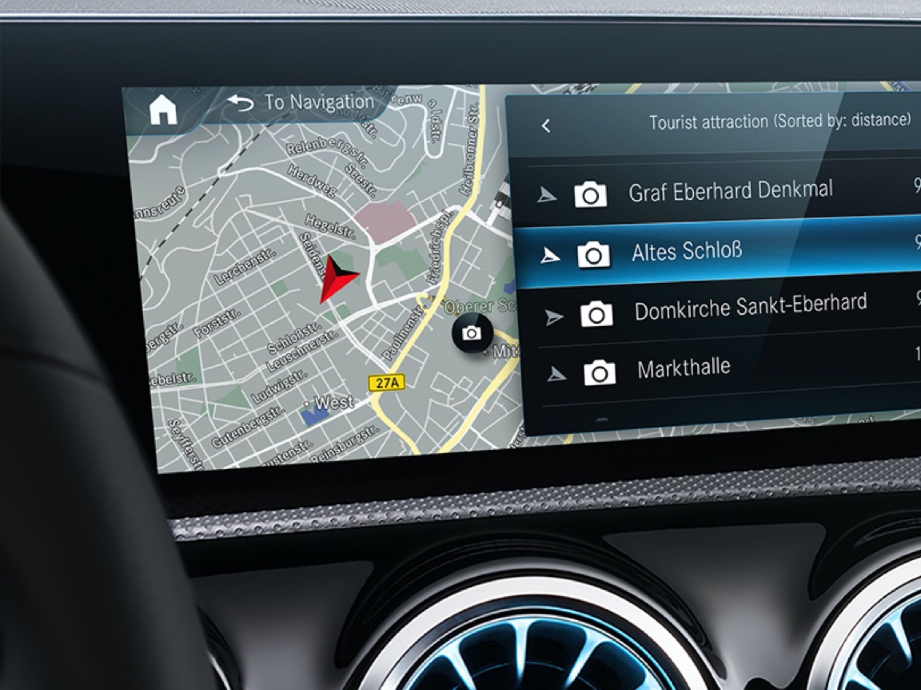 藉助 MBUX 多媒體系統上的導航主題數位增訂，為駕駛人計算最佳路徑。