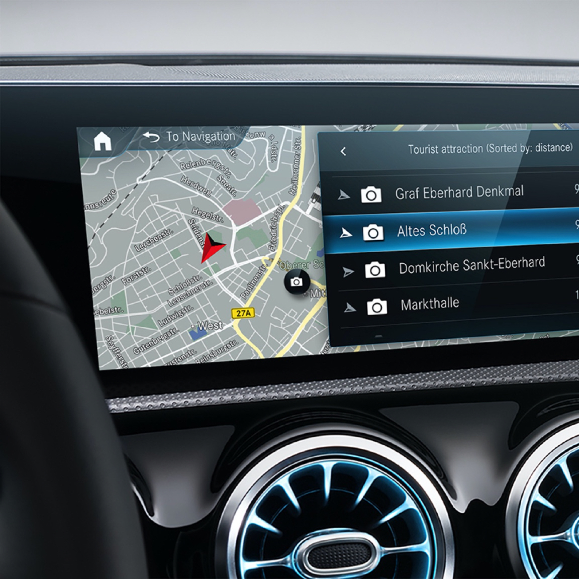 藉助 MBUX 多媒體系統上的導航主題數位增訂,為駕駛人計算最佳路徑。 藉助 MBUX 多媒體系統上的導航主題數位增訂,為駕駛人計算最佳路徑。