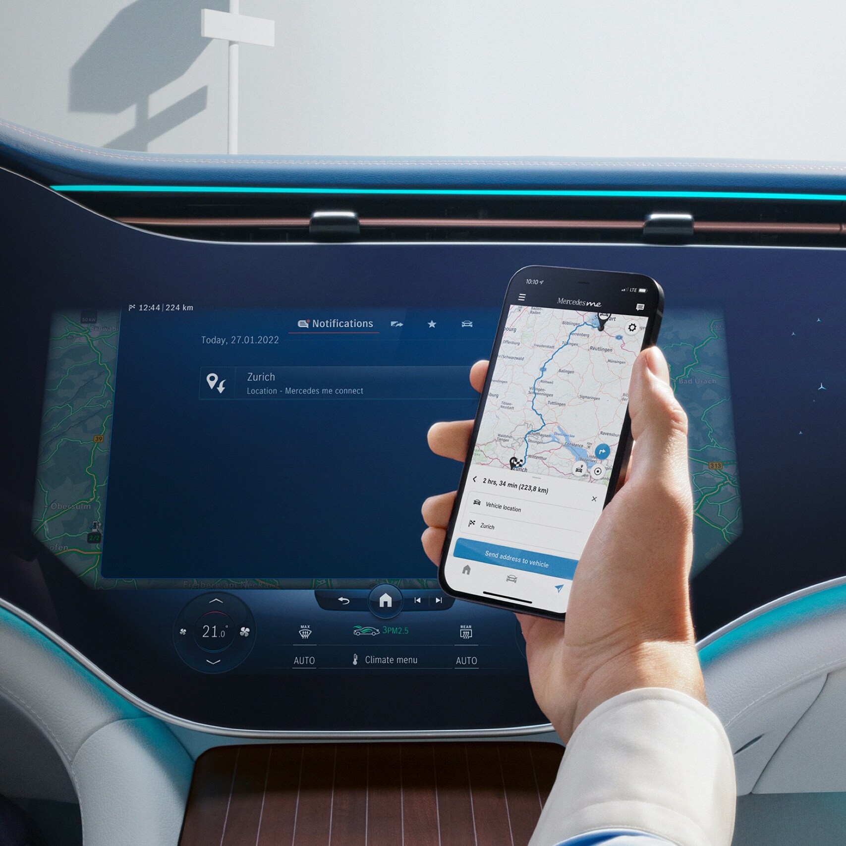 一名男仕開啟他智慧型手機上的 Mercedes-Benz App。