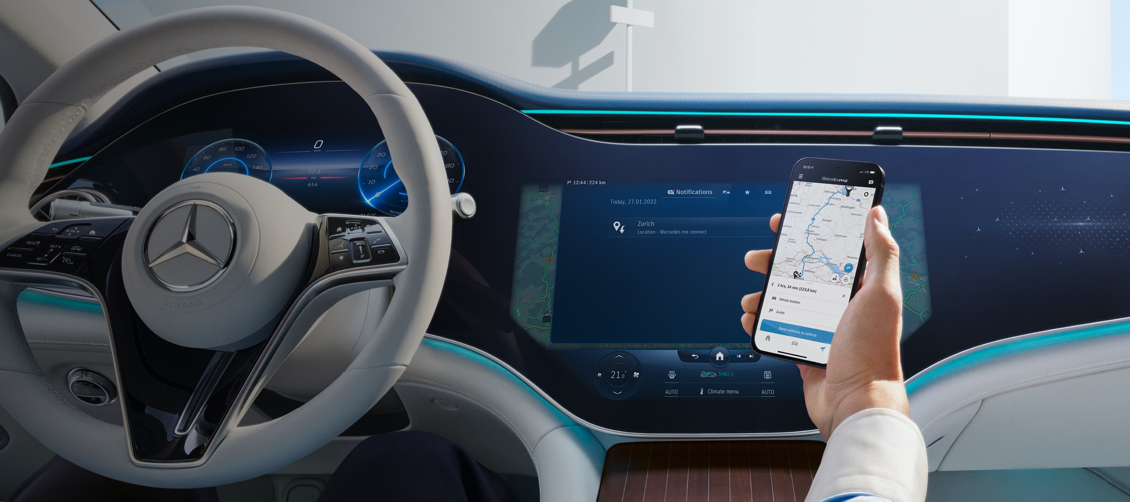 應用程式 | Mercedes-Benz 一名男仕開啟他智慧型手機上的 Mercedes-Benz App。