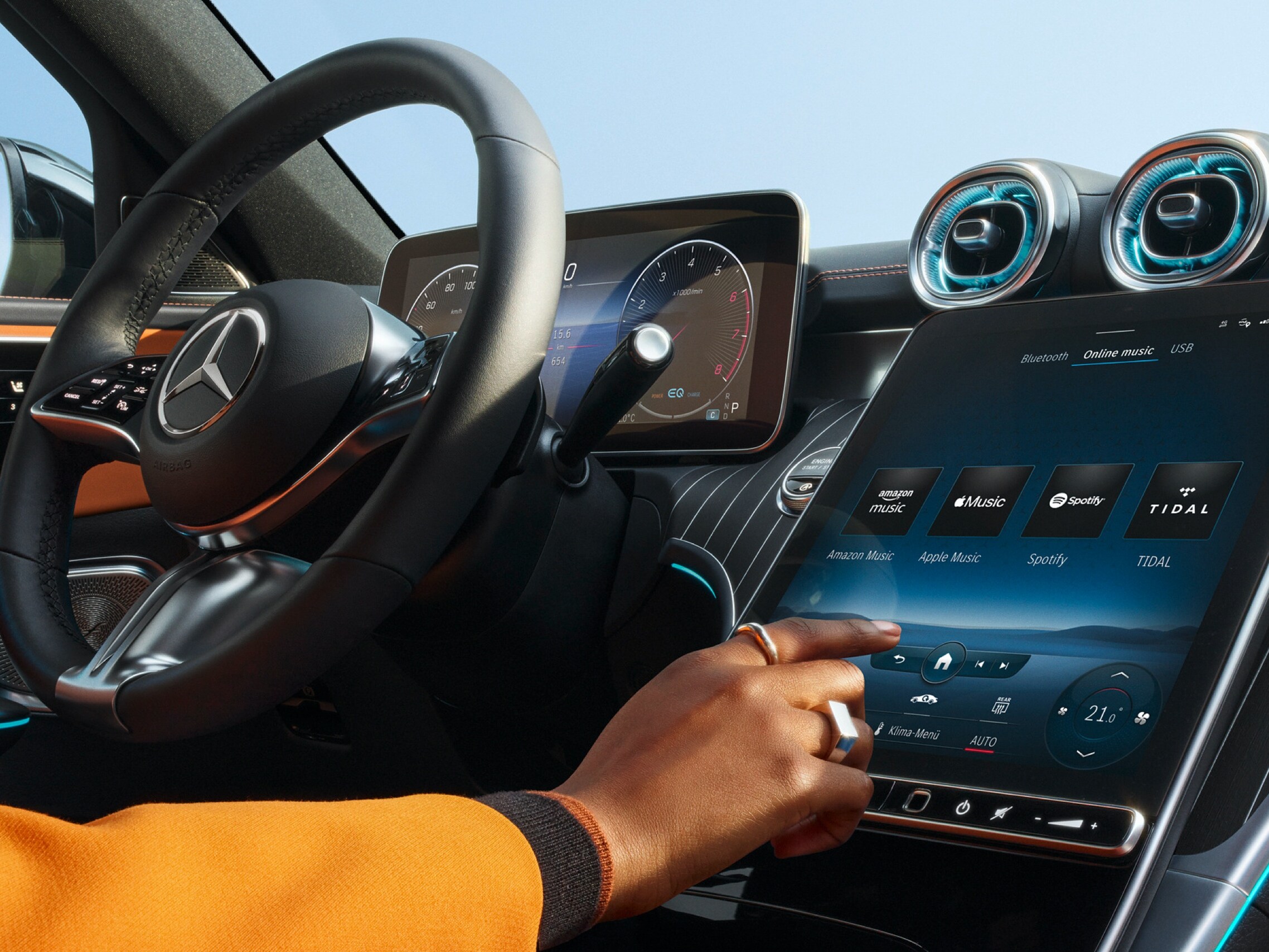 某人在 Mercedes-Benz 的 MBUX 多媒體系統上從音樂串流業者 Amazon Music、Apple Music、Spotify 和 TIDAL 中進行挑選。