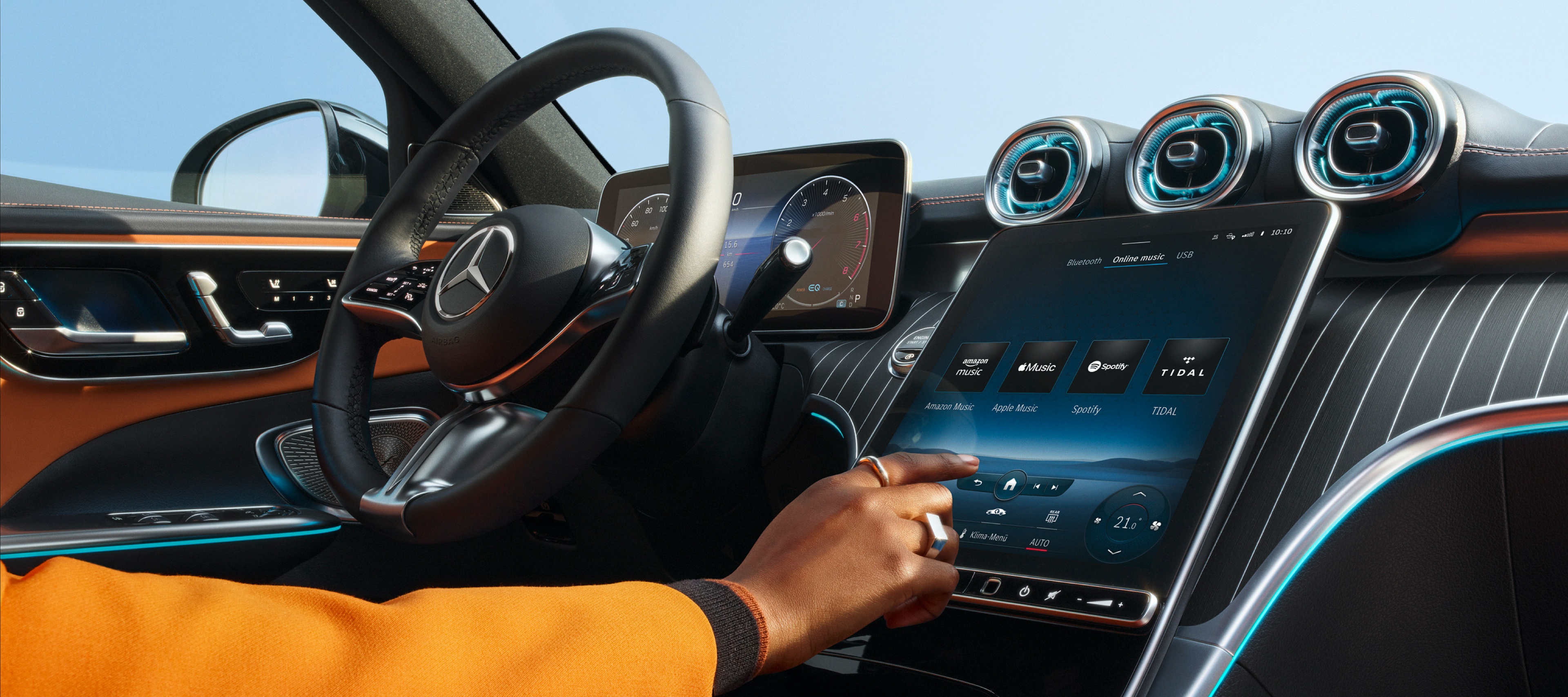 某人在 Mercedes-Benz 的 MBUX 多媒體系統上從音樂串流業者 Amazon Music、Apple Music、Spotify 和 TIDAL 中進行挑選。 某人在 Mercedes-Benz 的 MBUX 多媒體系統上從音樂串流業者 Amazon Music、Apple Music、Spotify 和 TIDAL 中進行挑選。