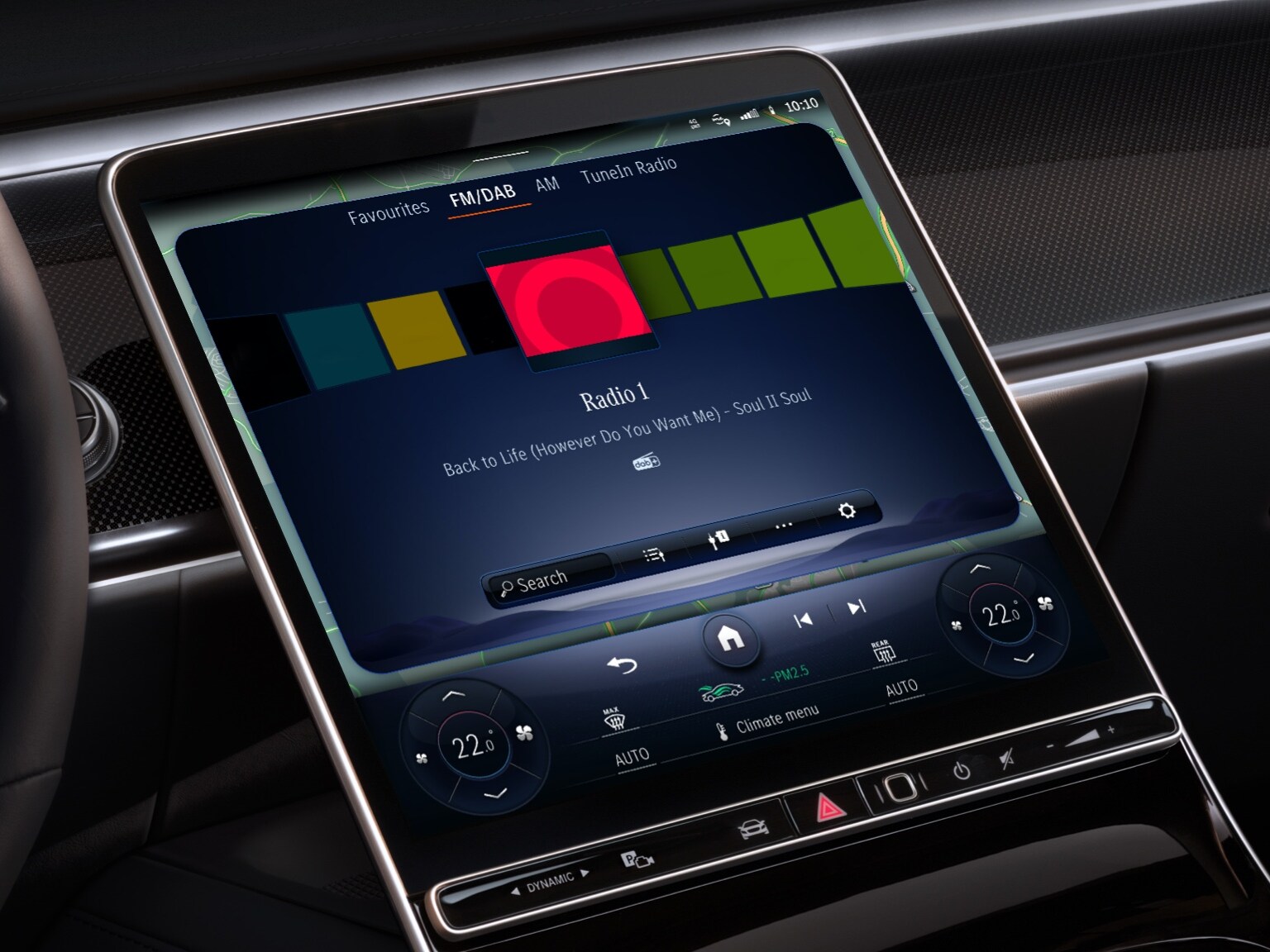 在 Mercedes-Benz 的 MBUX 多媒體系統上，可透過娛樂套件顯示全世界的廣播電台。