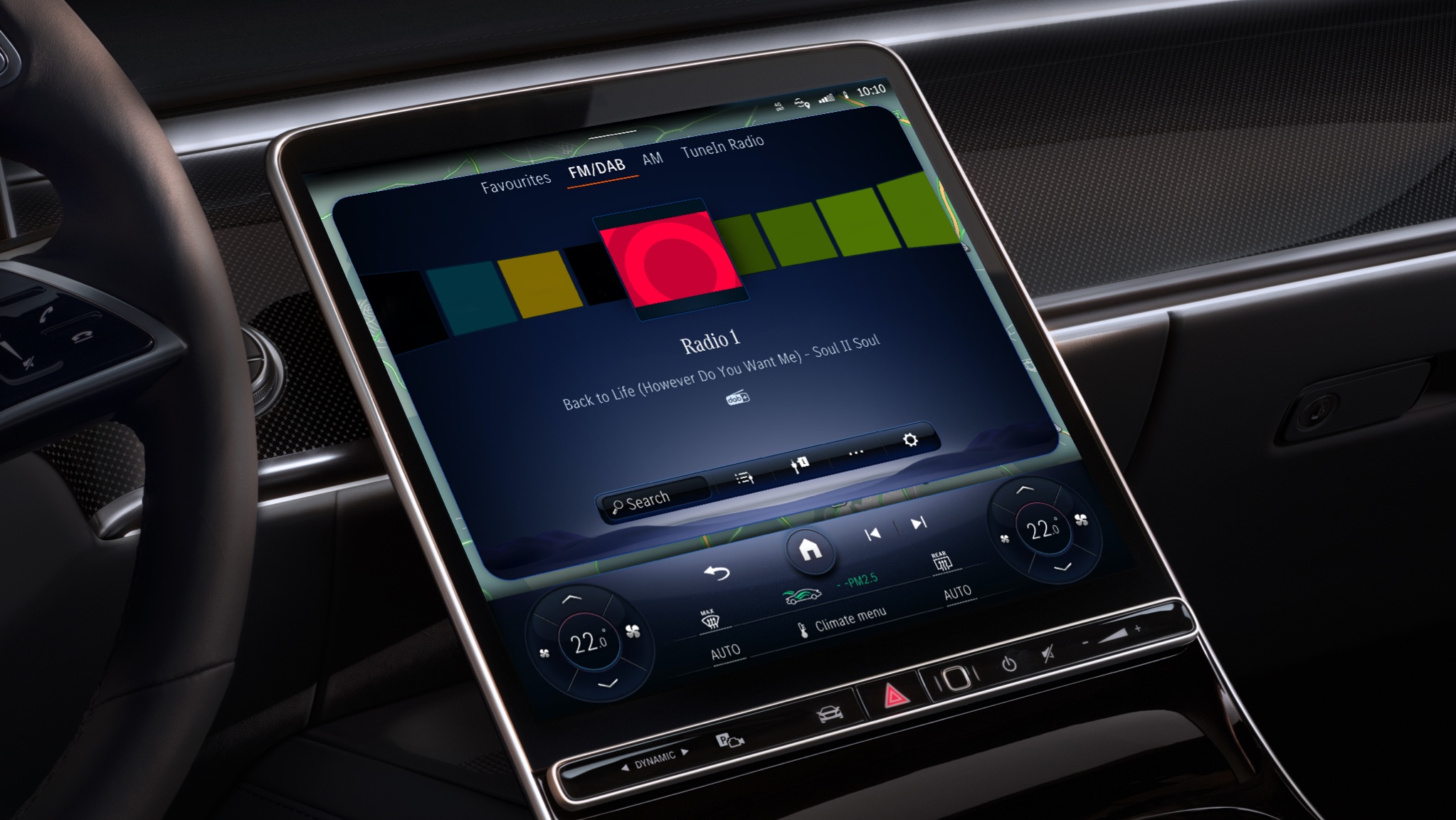 在 Mercedes-Benz 的 MBUX 多媒體系統上,可透過娛樂套件顯示全世界的廣播電台。 在 Mercedes-Benz 的 MBUX 多媒體系統上,可透過娛樂套件顯示全世界的廣播電台。