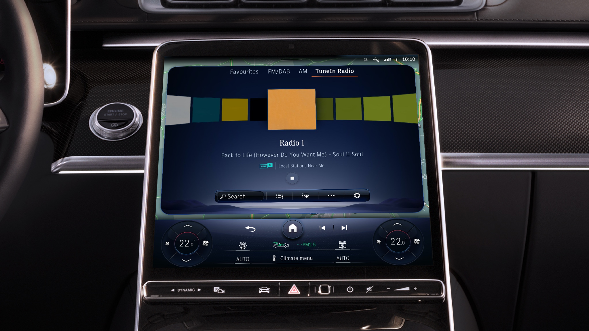 得益於娛樂套件,在 Mercedes-Benz 的 MBUX 多媒體系統上顯示擴展資訊,如演奏者、曲目和專輯封面。 得益於娛樂套件,在 Mercedes-Benz 的 MBUX 多媒體系統上顯示擴展資訊,如演奏者、曲目和專輯封面。