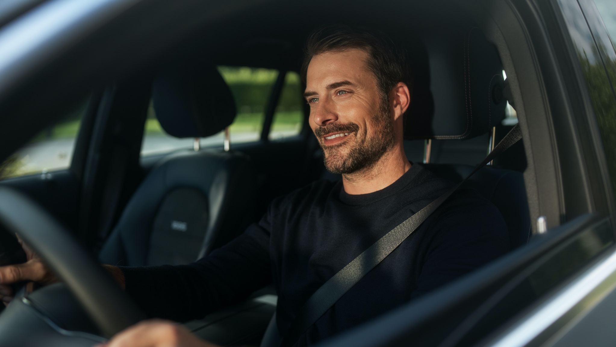 一位男仕在他的 Mercedes-Benz 中藉助娛樂套件享受無中斷的網路收音機。 一位男仕在他的 Mercedes-Benz 中藉助娛樂套件享受無中斷的網路收音機。