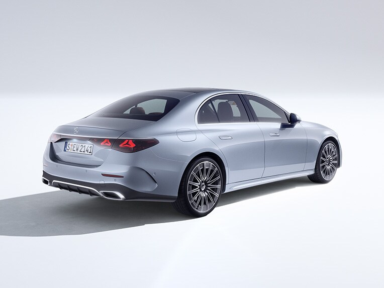 全新 Mercedes-Benz E-Class 轎車的車尾。