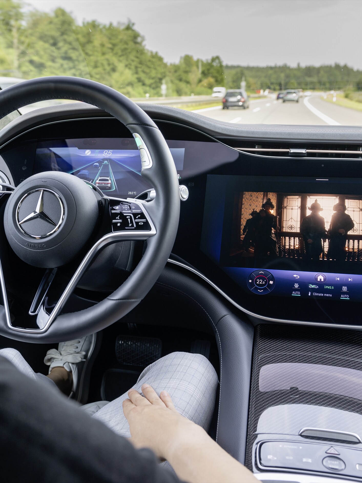 梅賽德斯-賓士汽車的駕駛艙。