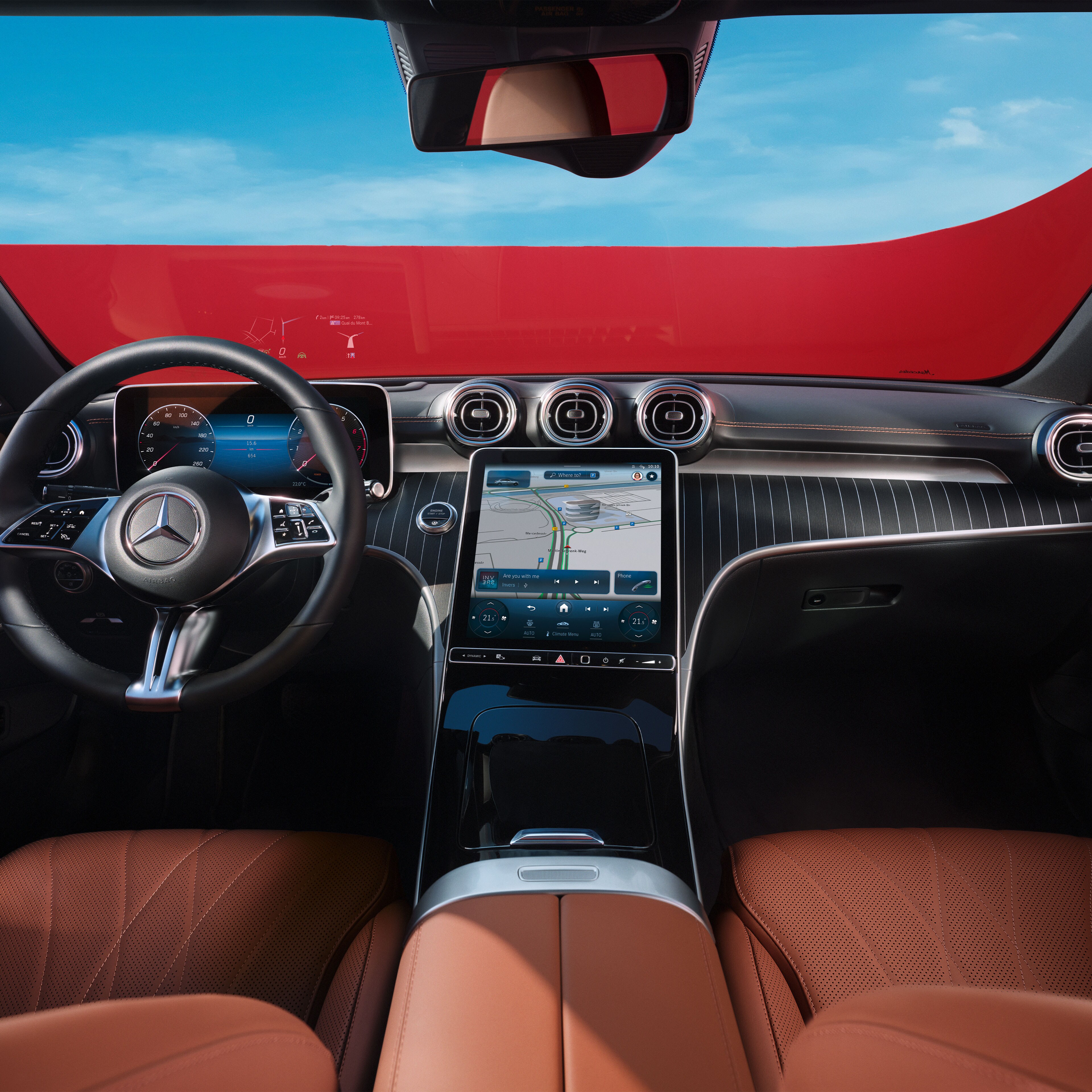 配備 MBUX 多媒體系統和觸控螢幕的 C-Class 轎車內裝。