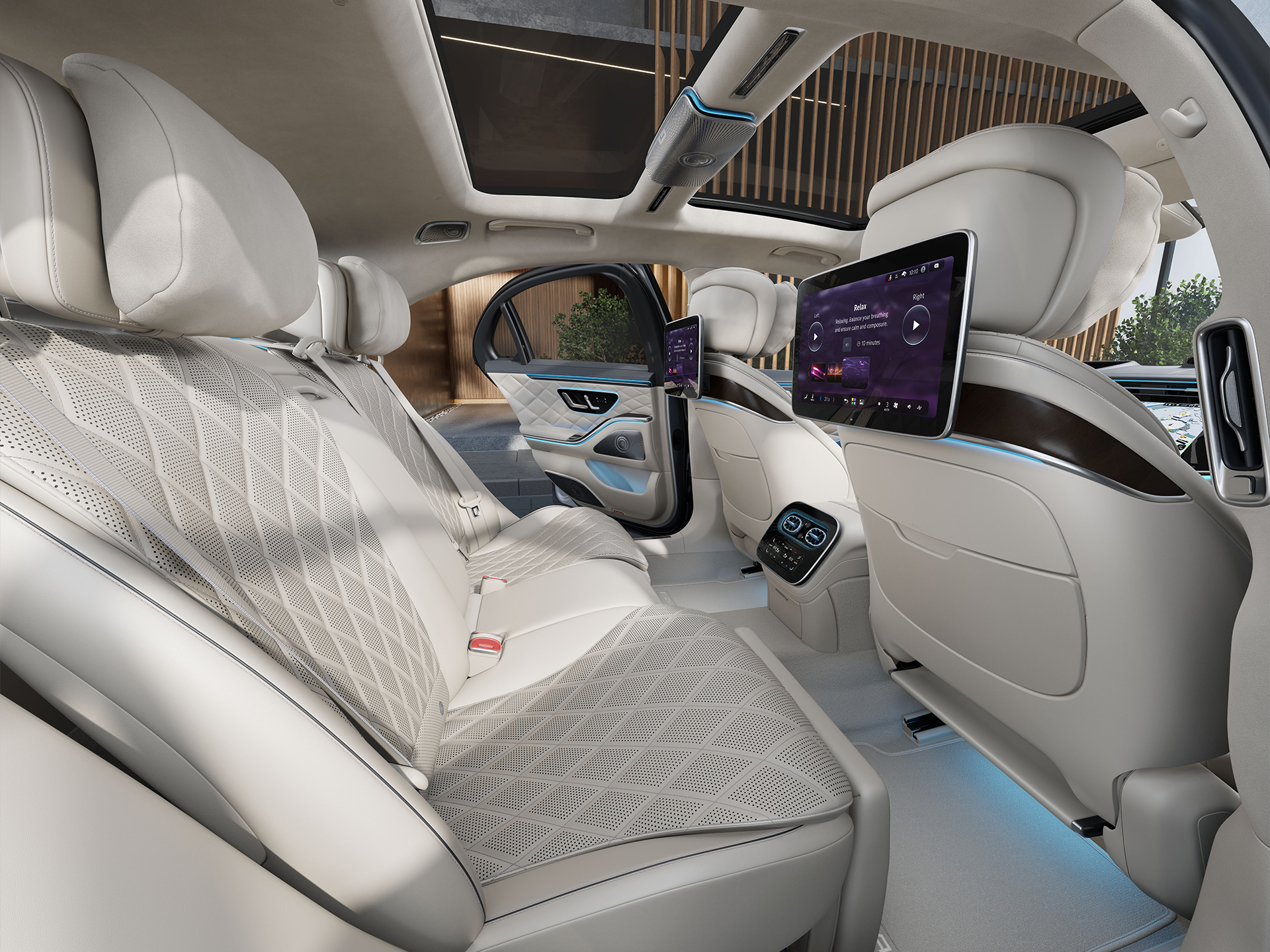 舒適 | Mercedes-Benz 賓士汽車的內裝圖。