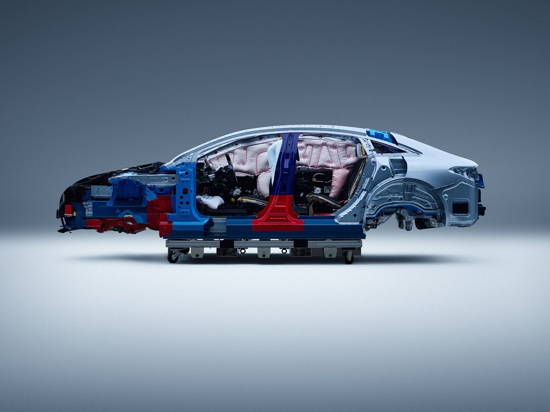 一輛部分拆解的賓士汽車側面圖，用於安全研究。