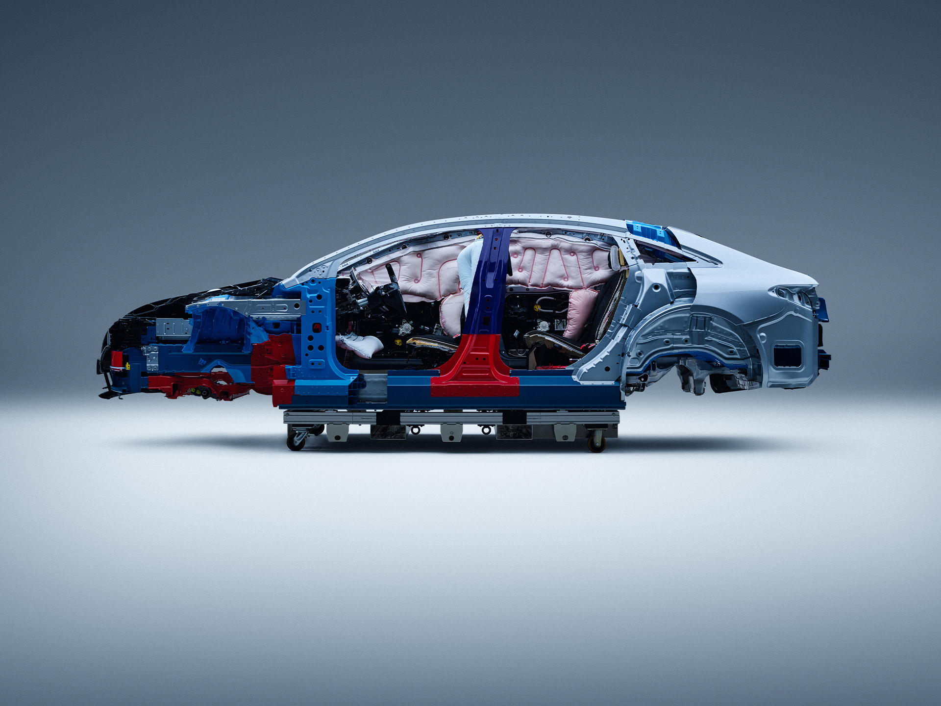 安全性 | Mercedes-Benz 一輛部分拆解的賓士汽車側面圖,用於安全研究。