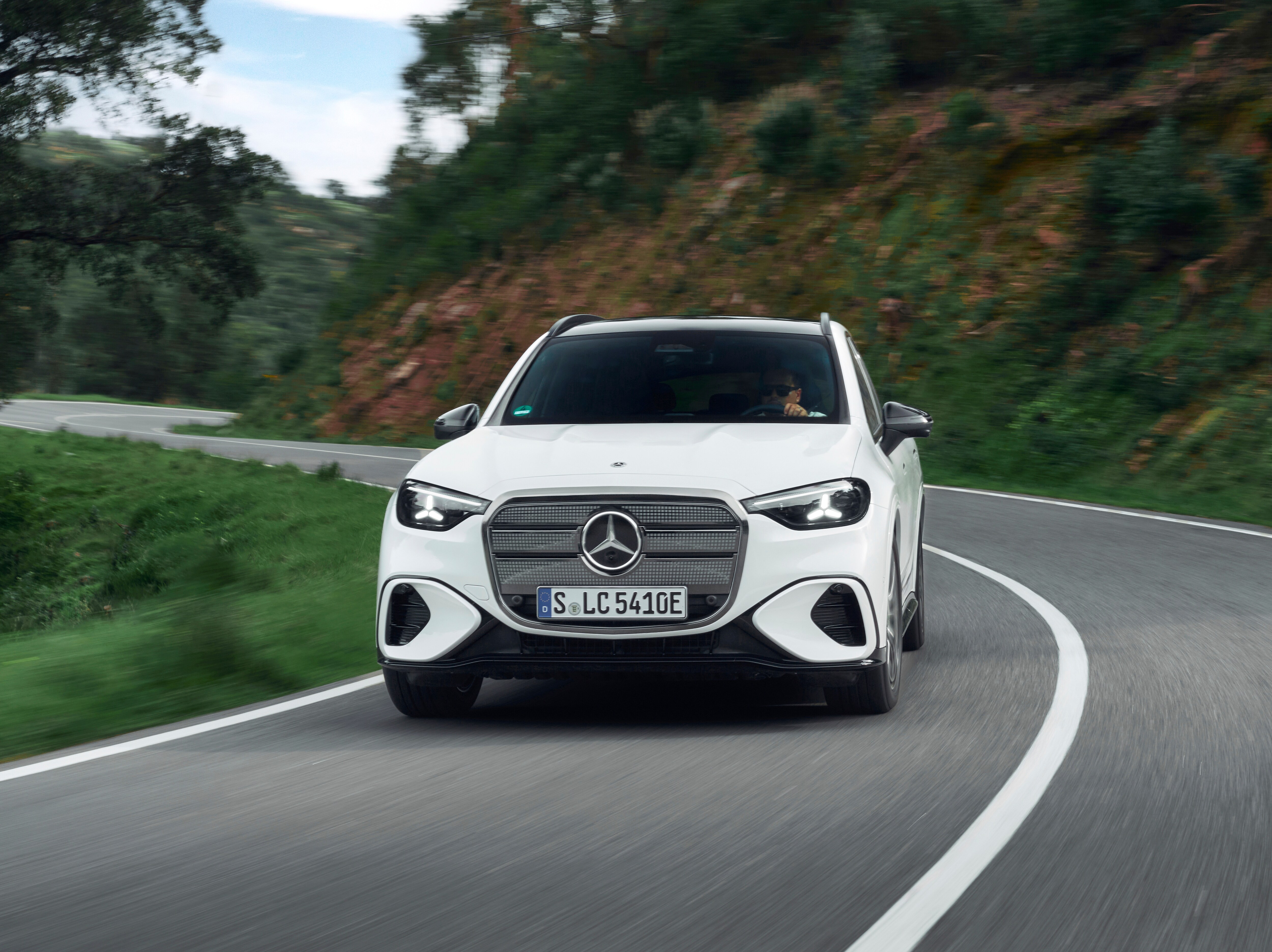 搭載 Mercedes-Benz 自主研發的 MB.OS 智慧作業系統