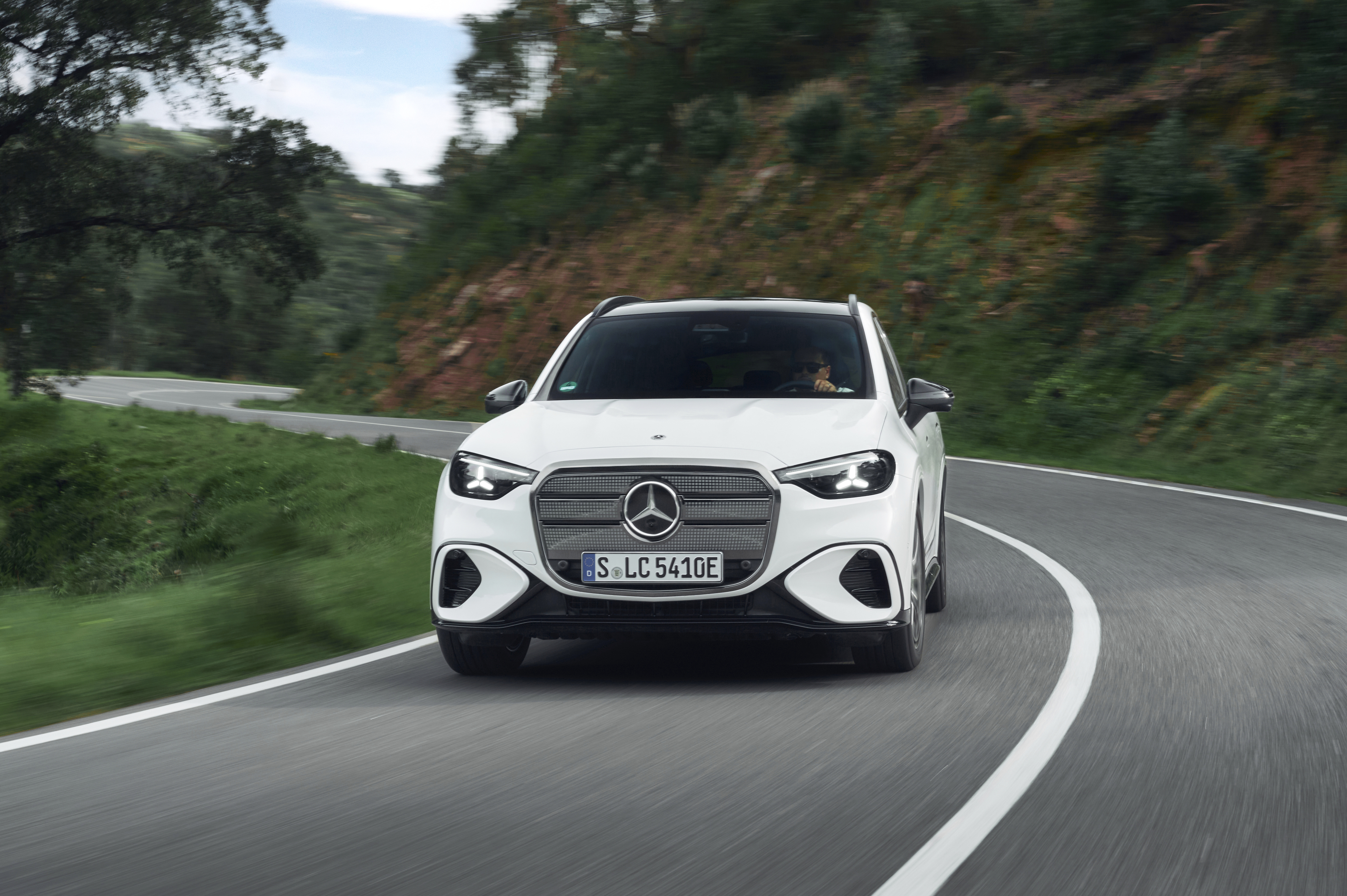 搭載 Mercedes-Benz 自主研發的 MB.OS 智慧作業系統 搭載 Mercedes-Benz 自主研發的 MB.OS 智慧作業系統