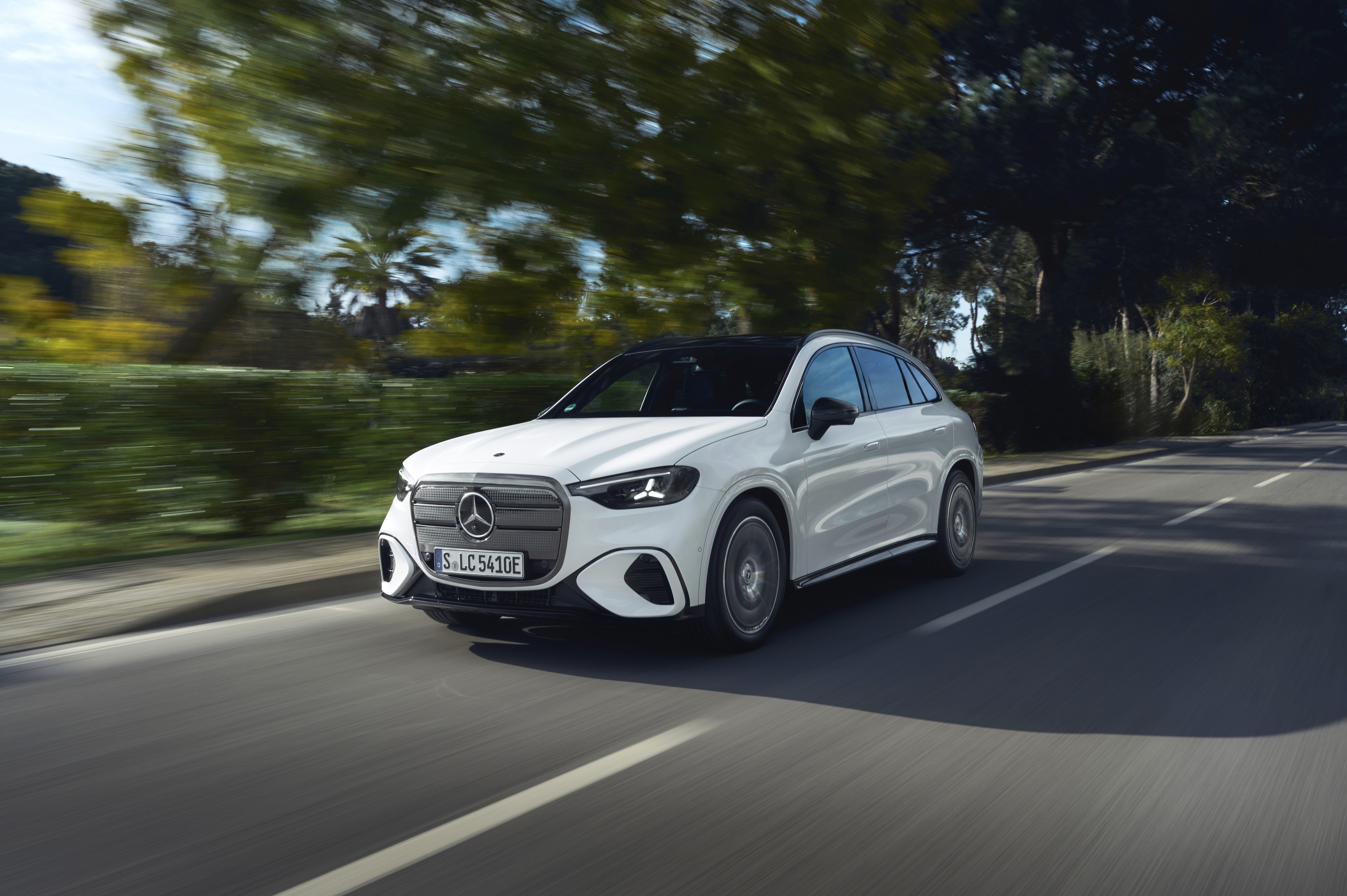 全新純電 GLC 採用 800V 電壓架構,搭配最大 94 kWh 高容量電池、永磁同步馬達與智慧熱管理技術,最大輸出達 489 匹 (360 kW),最高續航里程可達 715 公里(WLTP),日常通勤減少充電頻率,週末長途旅行也多一點說走就走的自由。 全新純電 GLC 採用 800V 電壓架構,搭配最大 94 kWh 高容量電池、永磁同步馬達與智慧熱管理技術,最大輸出達 489 匹 (360 kW),最高續航里程可達 715 公里(WLTP),日常通勤減少充電頻率,週末長途旅行也多一點說走就走的自由。