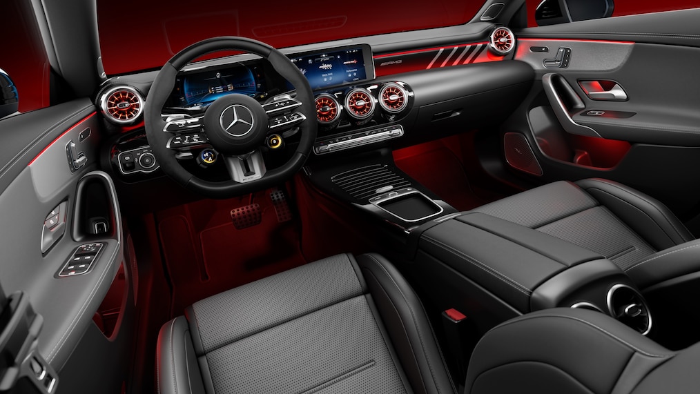 Mercedes-AMG CLA Shooting Brake 內裝配備 AMG 高性能座椅和 AMG 高性能方向盤。