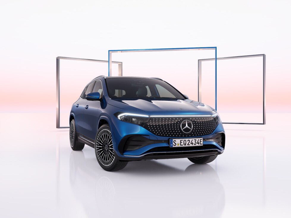 圖為 Mercedes-Benz EQA 偏側的車頭視圖。